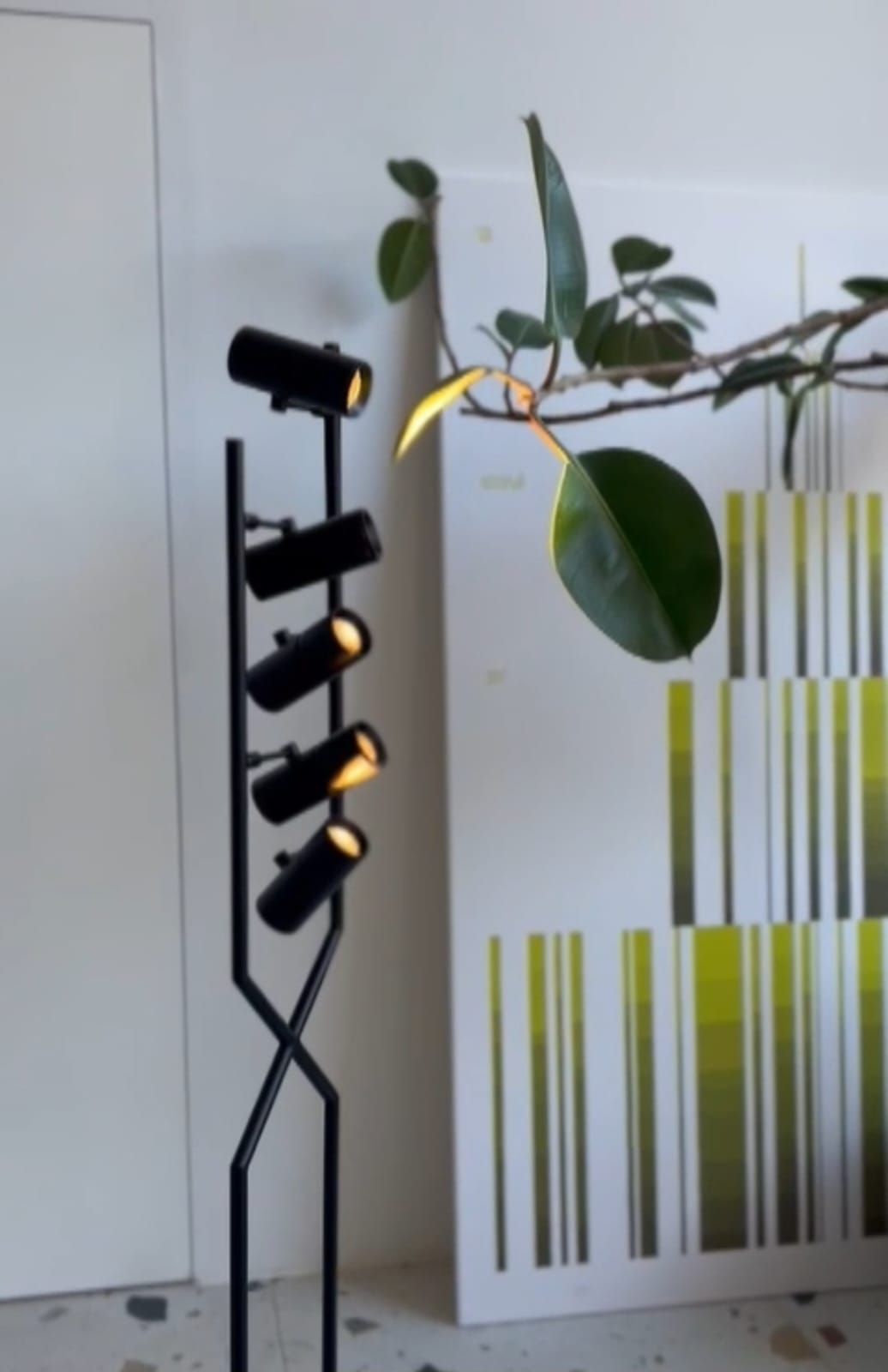 Торшер под музейное освещение экспонатов.